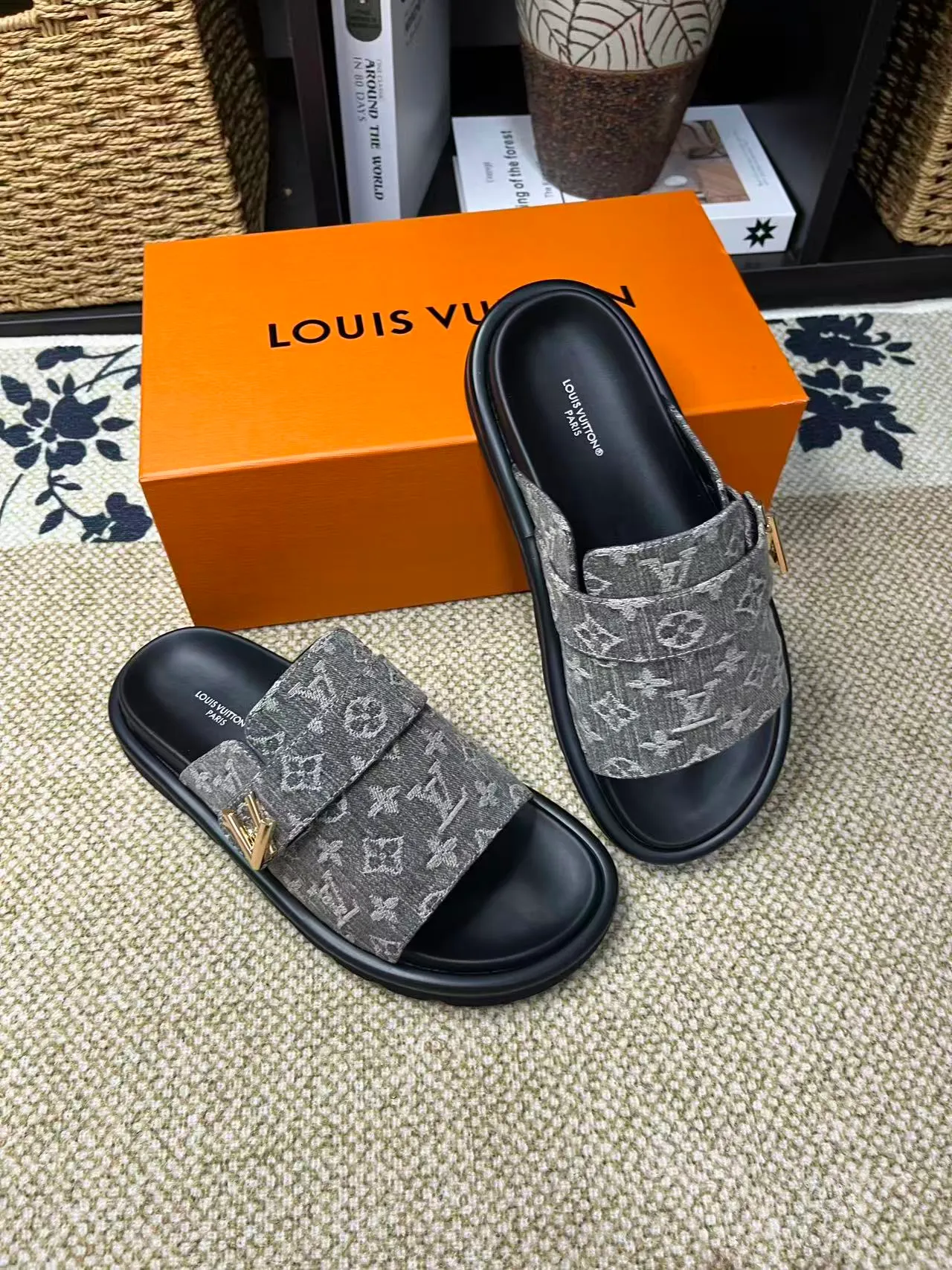 P340 [New Style] [LOUIS VUITTON] Louis Vuitton, LV printing, men's and women's slippers are now on the market, packed in drawer boxes with cloth bags and cards, the upper pattern looks very soft and waxy, and is a super versatile leg slimming tool. Fabric: imported denim/canvas/old fabric, LV hardware LOGO, official website pattern printing, comfortable to wear, feet: high-elastic PU water table. Sole: foam sole, heel height: about 5cm. Code number: 35-46, 35, 45, 46 are custom-made and non-returnable. Color: multiple colors and styles available.